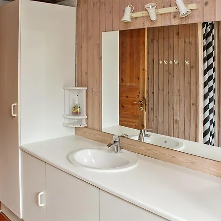 Three-bedroom Holiday In * Hals