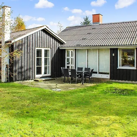 Three-bedroom Holiday In * Hals
